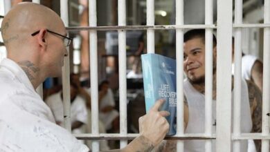 bibles prison prisoners