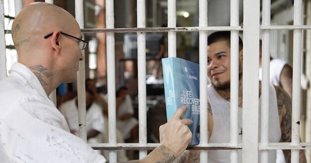 bibles prison prisoners